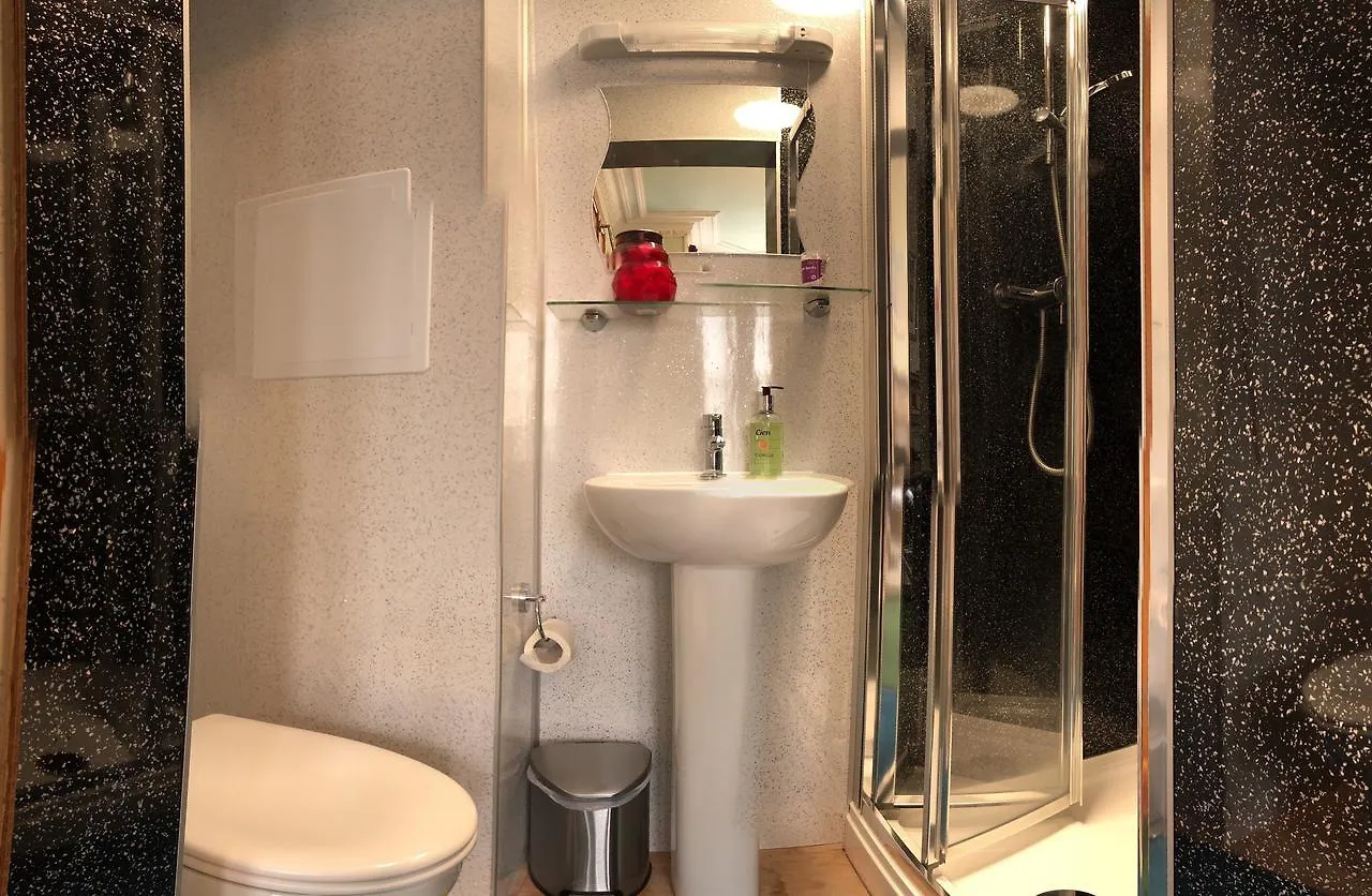 אדינבורו Cruachan Guest House 3*,